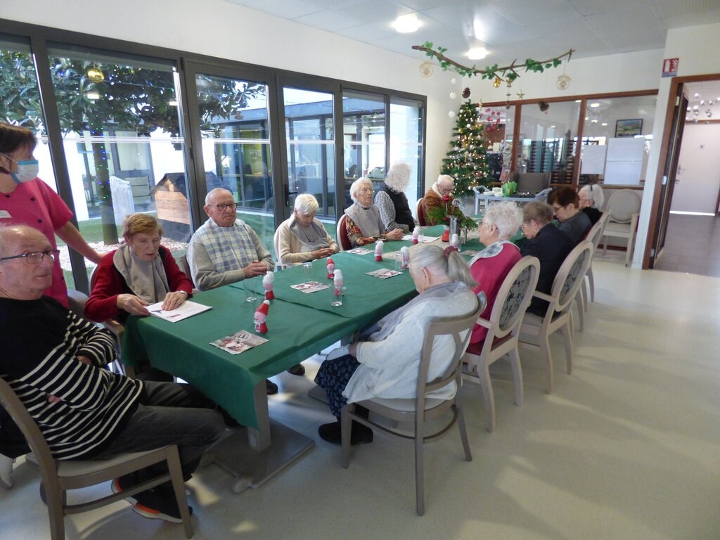 photo de personnes âgées autour d'une table